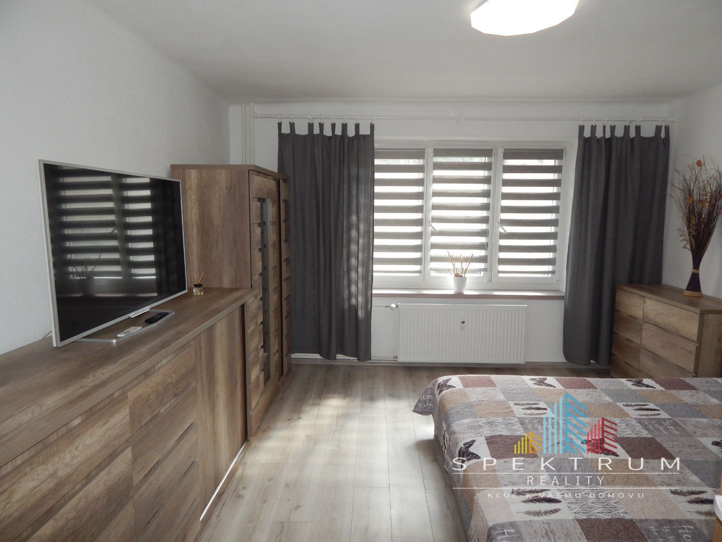 SPEKTRUM REALITY- Na PRENÁJOM komplet rekonštruovaný, zariadený 2- izbový byt, 62.8 m2, Handlová, 29.Augusta