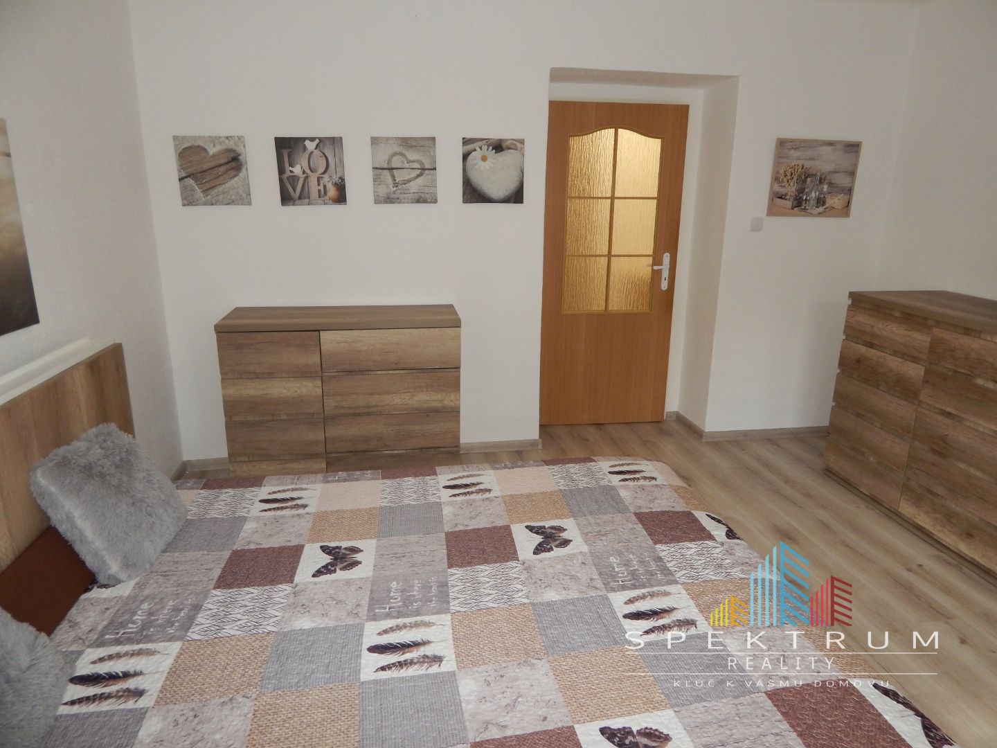 SPEKTRUM REALITY- Na PRENÁJOM komplet rekonštruovaný, zariadený 2- izbový byt, 62.8 m2, Handlová, 29.Augusta