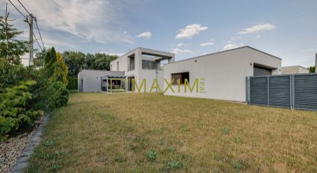 PREDAJ - Luxusná vila v súkromnom areáli v obci Králová nad Váhom