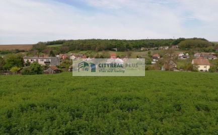 Ponúkame na predaj pozemok v obci Čechy