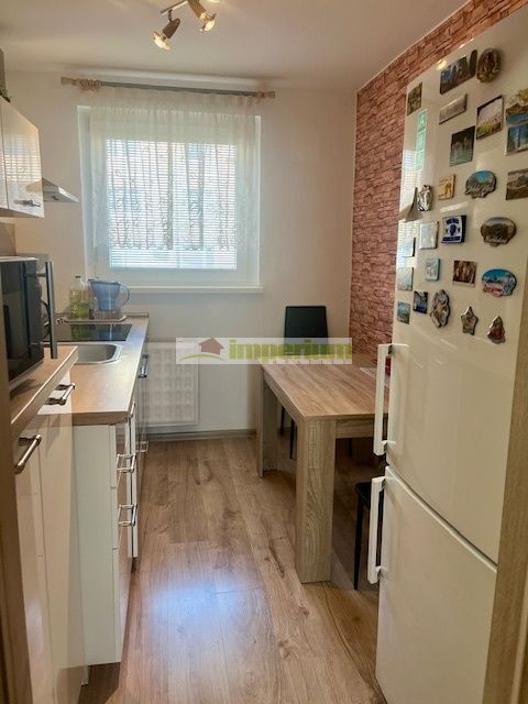 Na predaj čiastočne zariadený 3- izbový byt s lodžiou v  centre mesta  Dunajskej  Stredy.