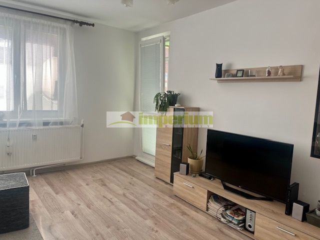 Na predaj čiastočne zariadený 3- izbový byt s lodžiou v centre mesta Dunajskej Stredy.