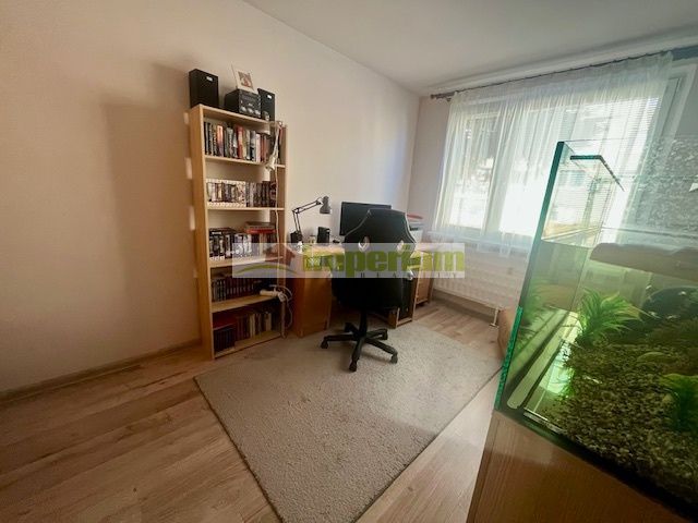 Na predaj čiastočne zariadený 3- izbový byt s lodžiou v  centre mesta  Dunajskej  Stredy.