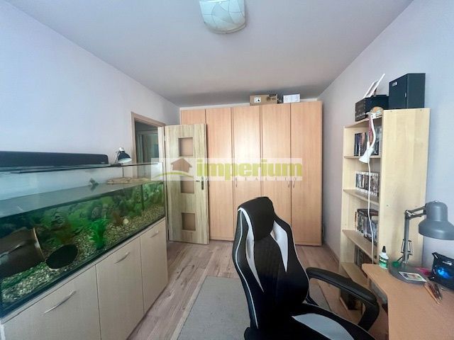 Na predaj čiastočne zariadený 3- izbový byt s lodžiou v  centre mesta  Dunajskej  Stredy.