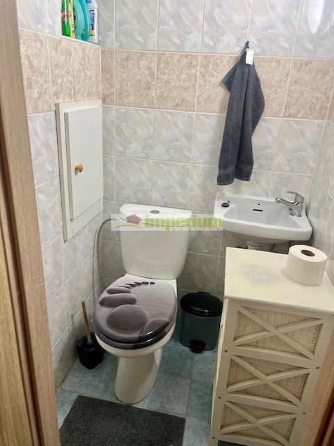 Na predaj čiastočne zariadený 3- izbový byt s lodžiou v  centre mesta  Dunajskej  Stredy.