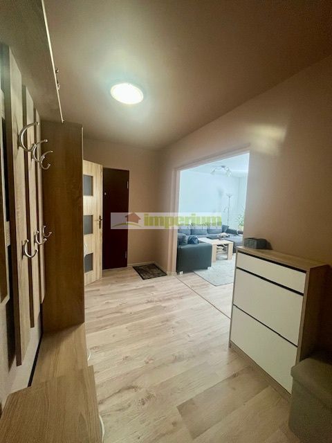 Na predaj čiastočne zariadený 3- izbový byt s lodžiou v  centre mesta  Dunajskej  Stredy.