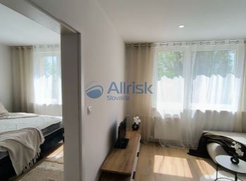 PERFEKTNÝ NOVO KOMPLETNE ZREKONŠTRUOVANÝ A ZARIADENÝ 2 IZBOVÝ BYT - ŠÁNDOROVA UL., RUŽINOV