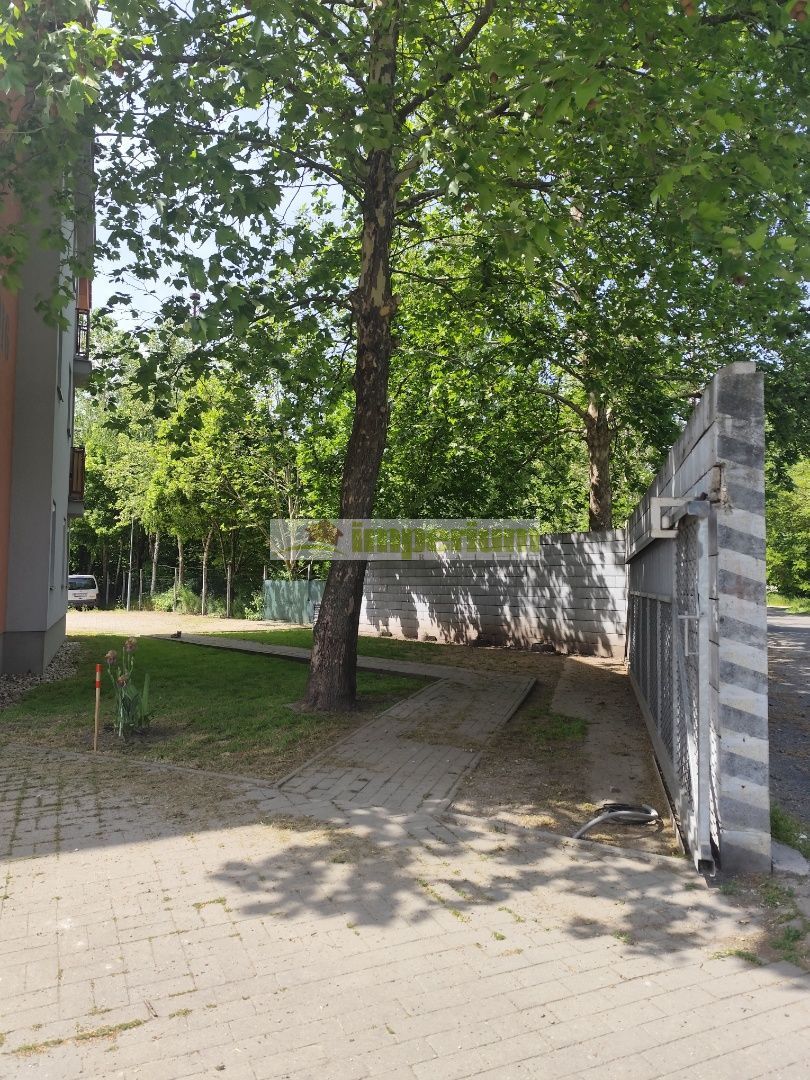 Imperium RK  Vám ponúka na predaj  zariadený 2 izbový byt s lodžiou v meste Dunajská Streda, vo vlastnom uzamknutom dvore