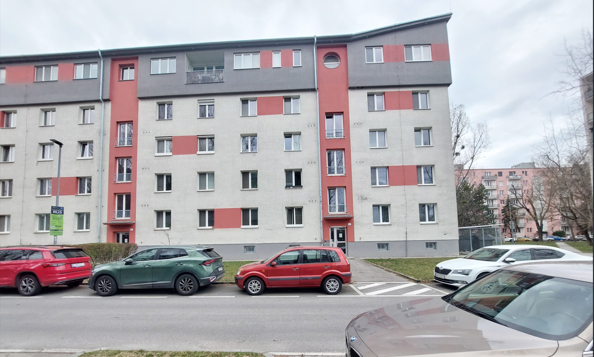 PRENÁJOM – V tehlovom bytovom dome 2 izbový byt na Trebišovskej ulici v Bratislave