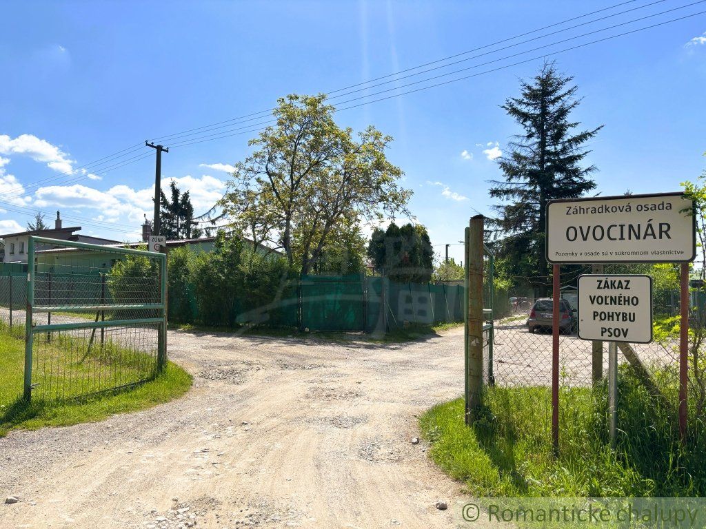 Záhrada s murovanou chatou a bazénom pri Stupave, okres Malacky