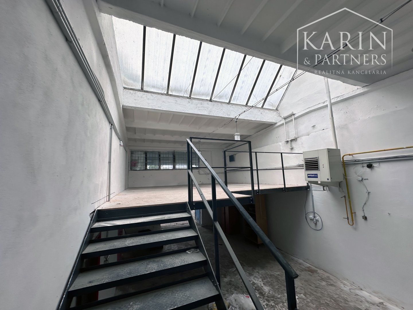 Prenájom viacúčelová hala/ sklad 154m2 + vonkajší prístrešok/ parkovisko 48,77m2, Podunajské Biskupice, BA II.