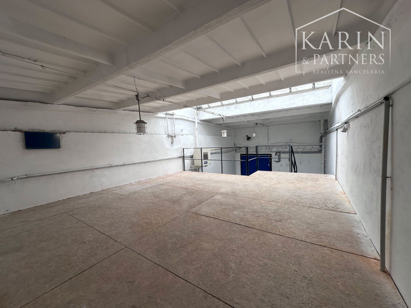 Prenájom viacúčelová hala/ sklad 154m2 + vonkajší prístrešok/ parkovisko 48,77m2, Podunajské Biskupice, BA II.