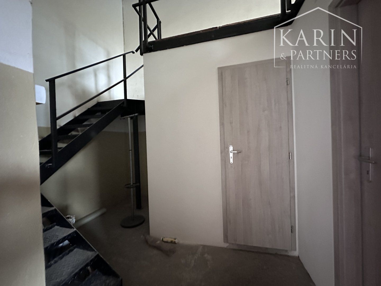 Prenájom viacúčelová hala/ sklad 154m2 + vonkajší prístrešok/ parkovisko 48,77m2, Podunajské Biskupice, BA II.