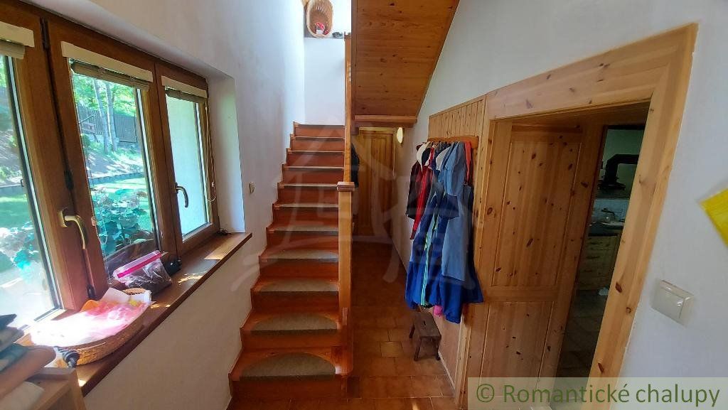 Štýlová, priestranná chalupa na 18 á udržiavanom pozemku, polosamota Myjavské kopanice na predaj