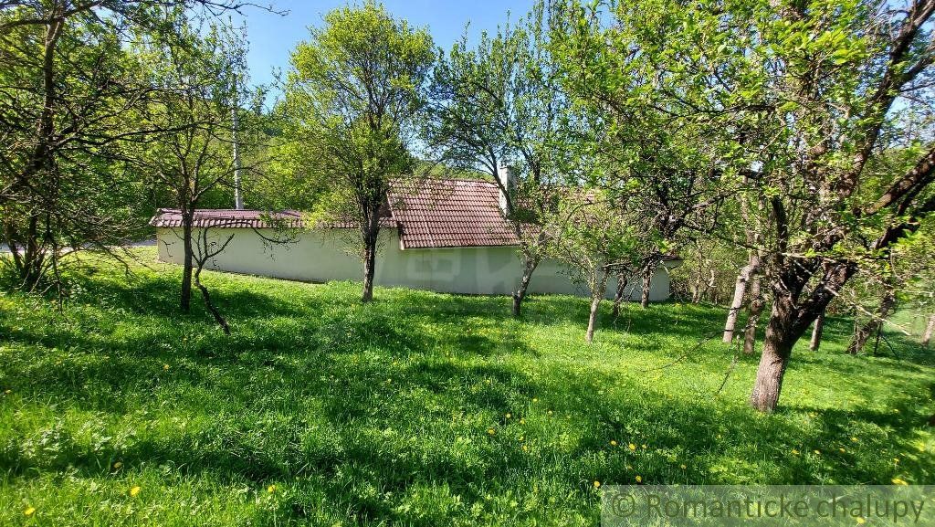 Štýlová, priestranná chalupa na 18 á udržiavanom pozemku, polosamota Myjavské kopanice na predaj