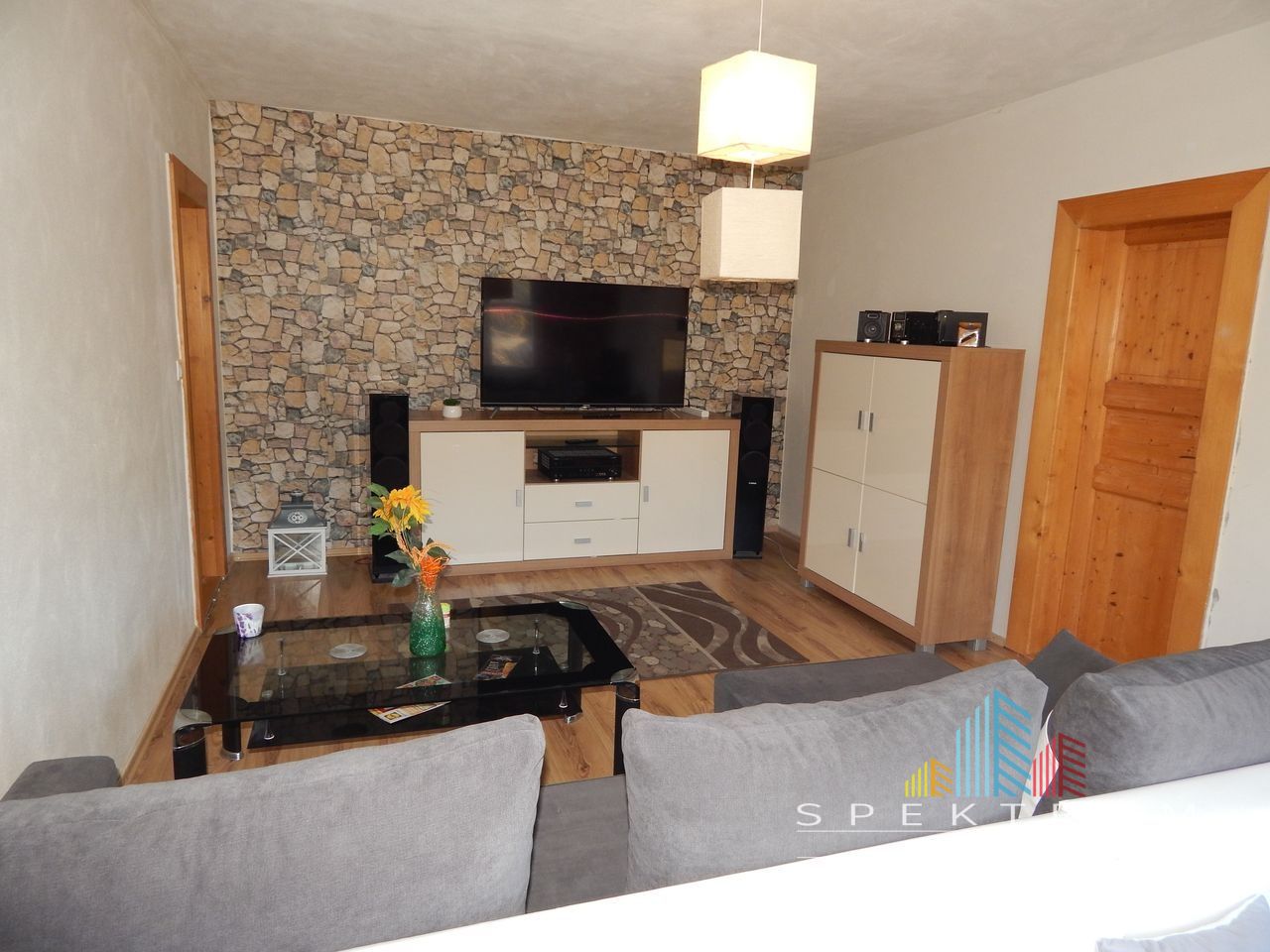 EXKLUZÍVNE-SPEKTRUM REALITY- Na Predaj 2-izbový byt, 58 m2 s balkónom, Handlová, ul. Prievidzská