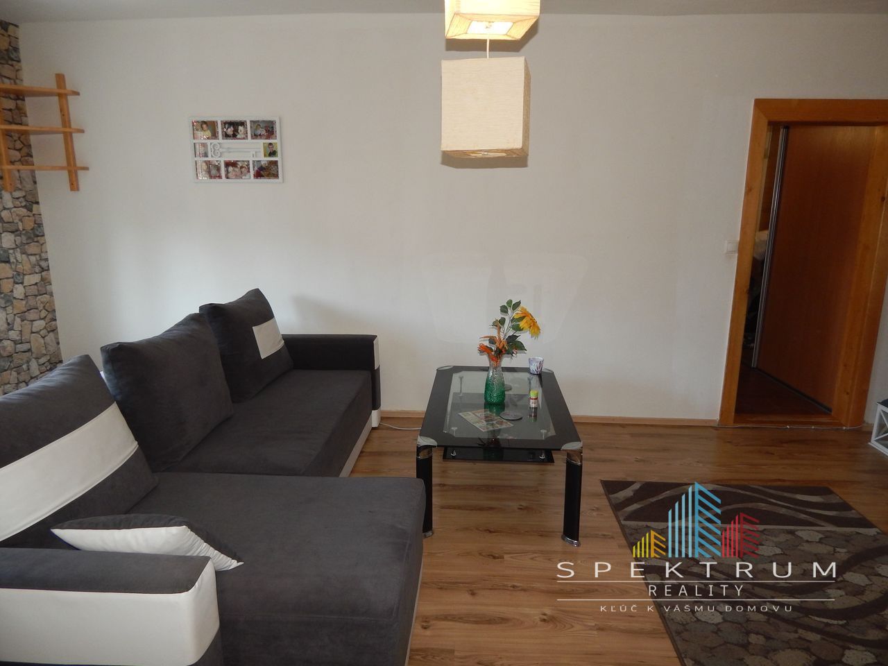 EXKLUZÍVNE-SPEKTRUM REALITY- Na Predaj 2-izbový byt, 58 m2 s balkónom, Handlová, ul. Prievidzská