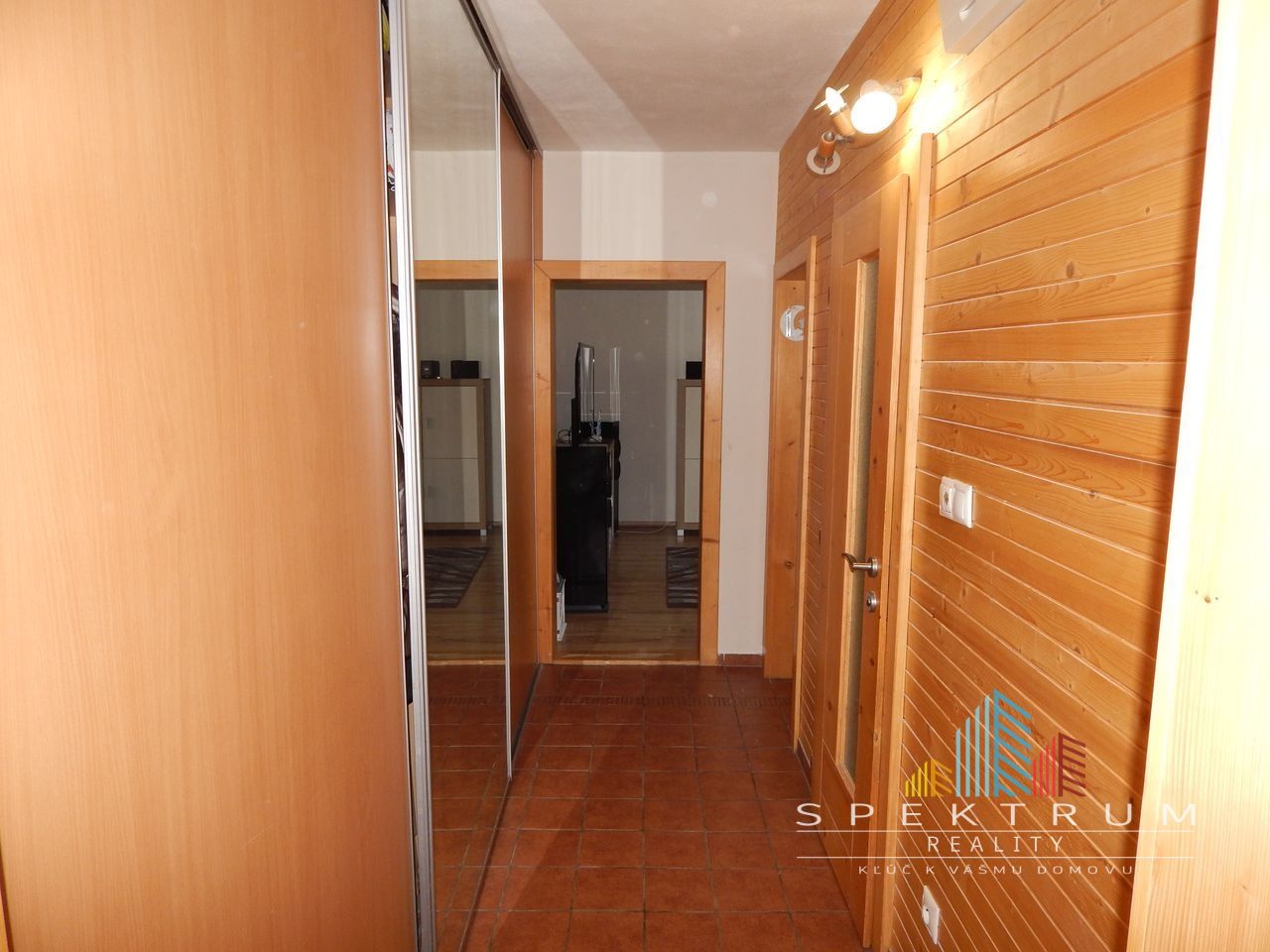 EXKLUZÍVNE-SPEKTRUM REALITY- Na Predaj 2-izbový byt, 58 m2 s balkónom, Handlová, ul. Prievidzská
