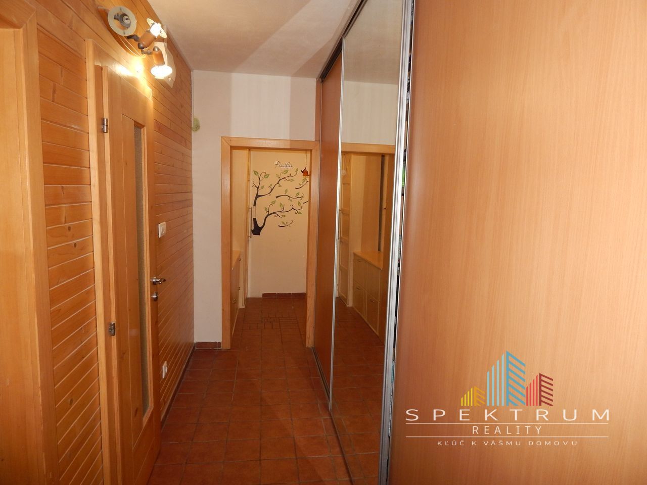 EXKLUZÍVNE-SPEKTRUM REALITY- Na Predaj 2-izbový byt, 58 m2 s balkónom, Handlová, ul. Prievidzská