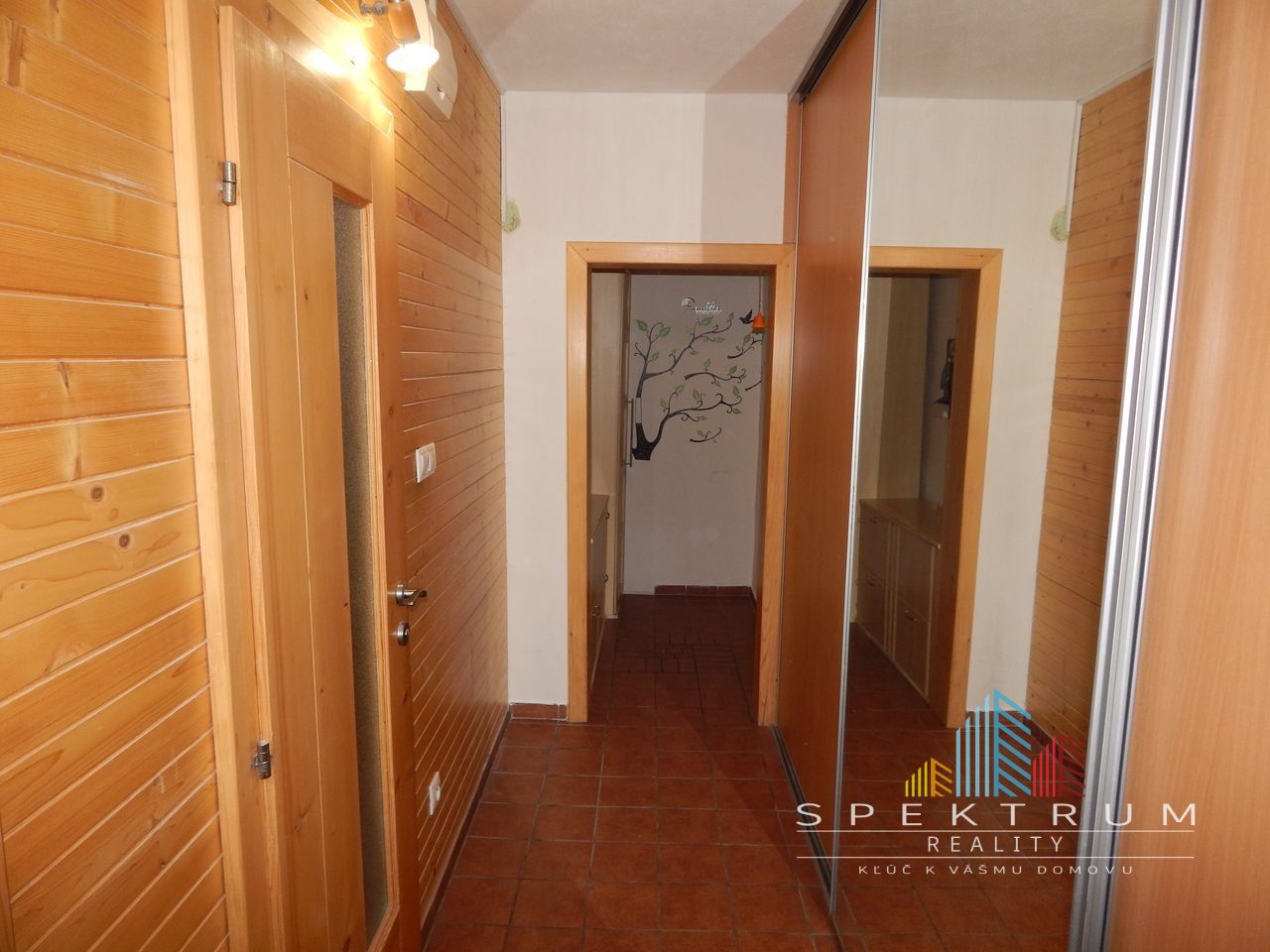 EXKLUZÍVNE-SPEKTRUM REALITY- Na Predaj 2-izbový byt, 58 m2 s balkónom, Handlová, ul. Prievidzská