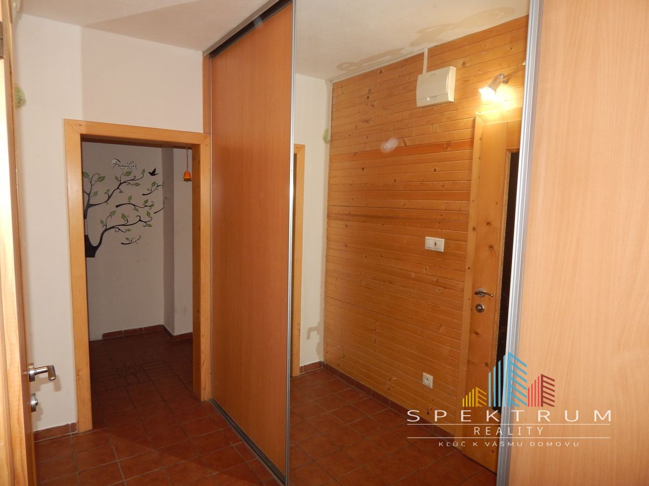 EXKLUZÍVNE-SPEKTRUM REALITY- Na Predaj 2-izbový byt, 58 m2 s balkónom, Handlová, ul. Prievidzská