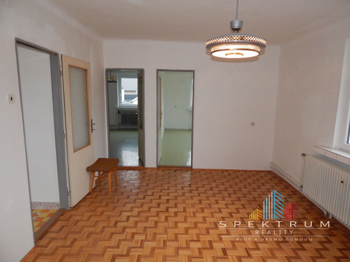 SPEKTRUM REALITY- NA PREDAJ 5-IZBOVÝ DVOJPODLAŽNÝ RODINNÝ DOM S TERASOU A GARÁŽOU, HANDLOVÁ