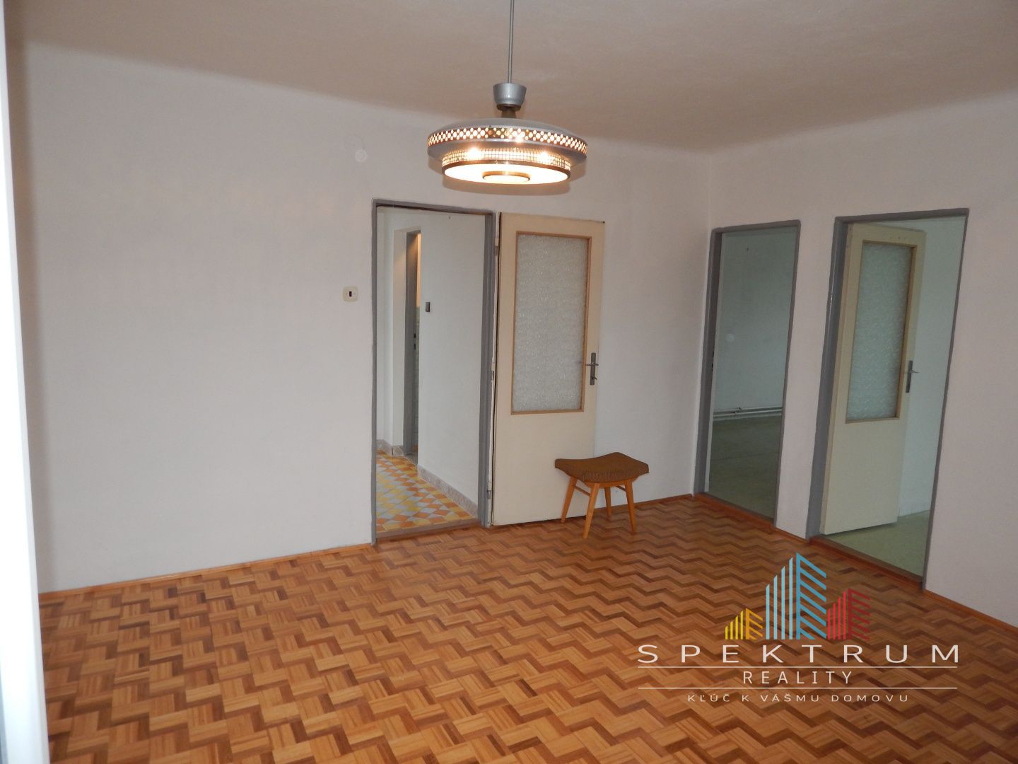 SPEKTRUM REALITY- NA PREDAJ 5-IZBOVÝ DVOJPODLAŽNÝ RODINNÝ DOM S TERASOU A GARÁŽOU, HANDLOVÁ