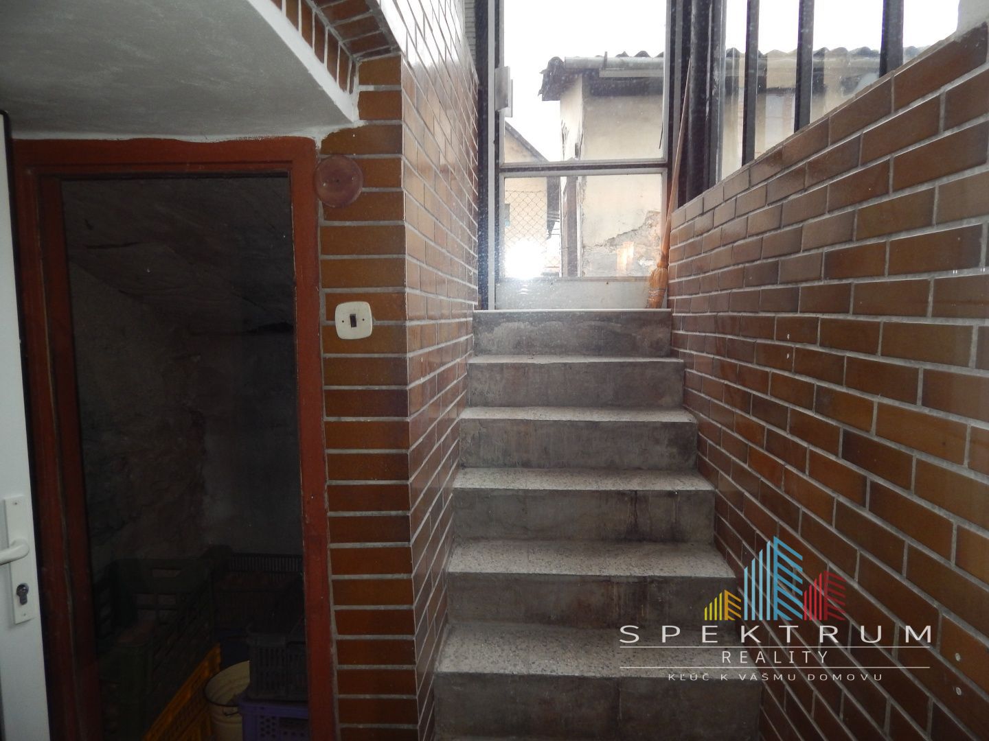 SPEKTRUM REALITY- NA PREDAJ 5-IZBOVÝ DVOJPODLAŽNÝ RODINNÝ DOM S TERASOU A GARÁŽOU, HANDLOVÁ