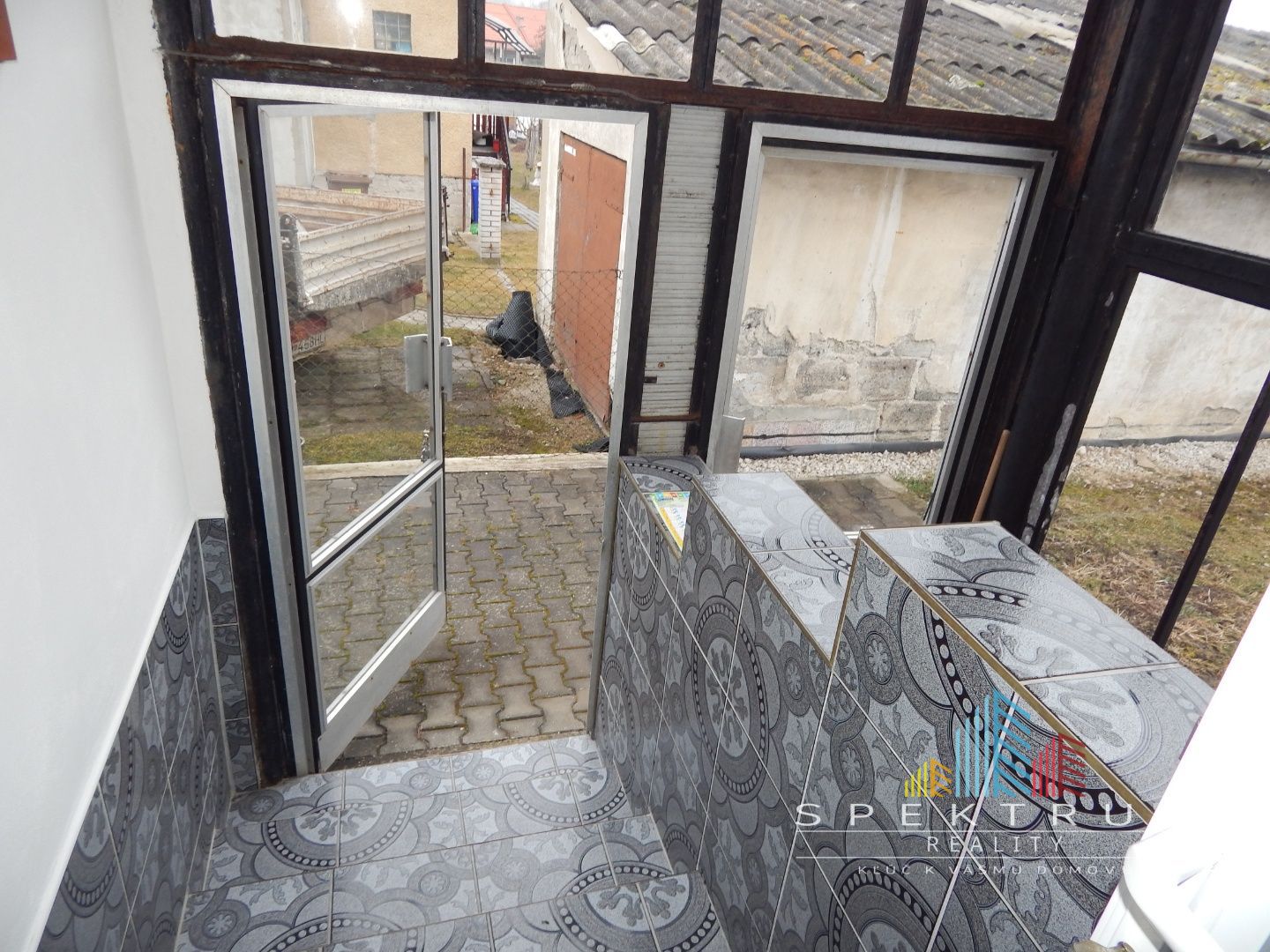 SPEKTRUM REALITY- NA PREDAJ 5-IZBOVÝ DVOJPODLAŽNÝ RODINNÝ DOM S TERASOU A GARÁŽOU, HANDLOVÁ