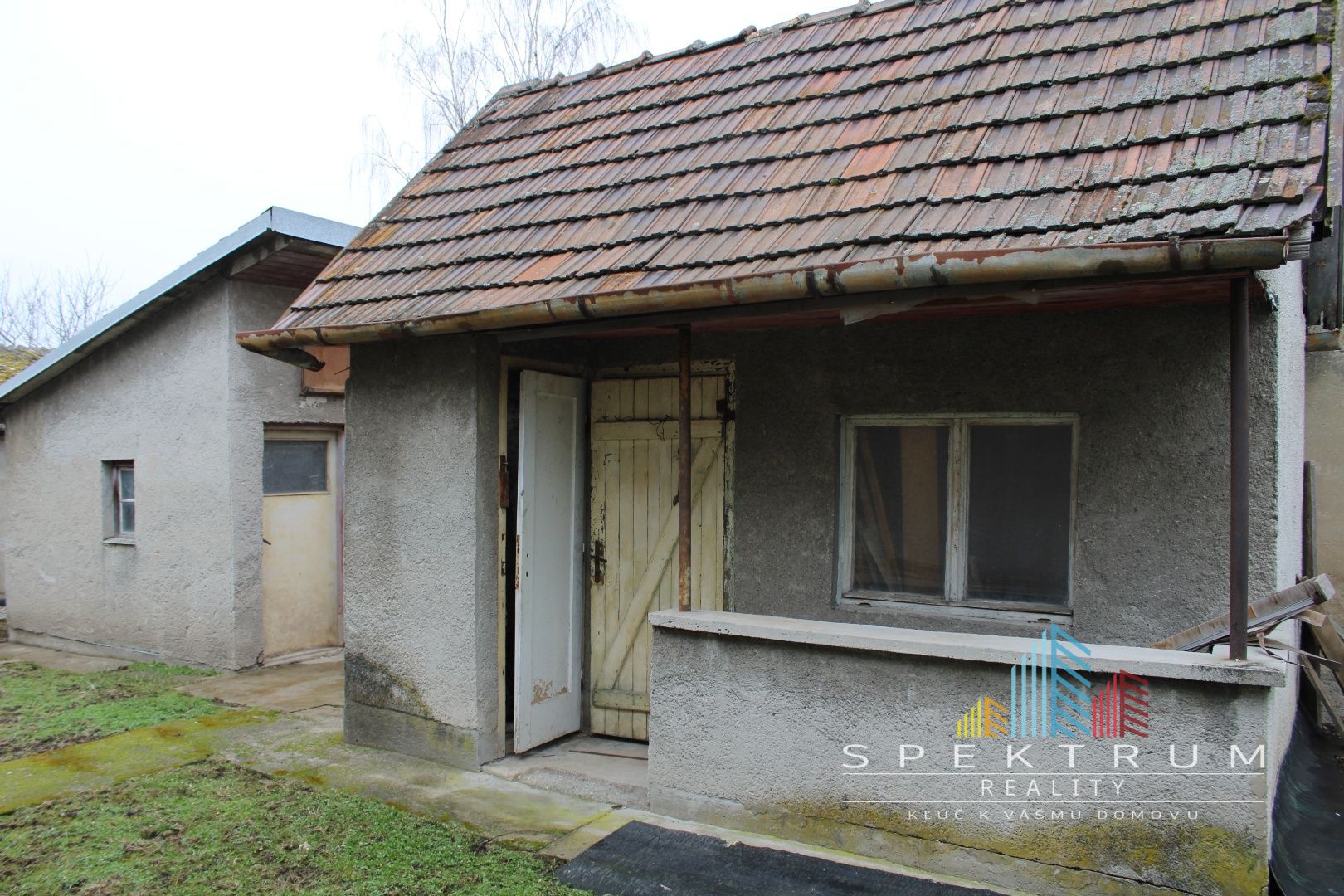 SPEKTRUM REALITY- NA PREDAJ 5-IZBOVÝ DVOJPODLAŽNÝ RODINNÝ DOM S TERASOU A GARÁŽOU, HANDLOVÁ