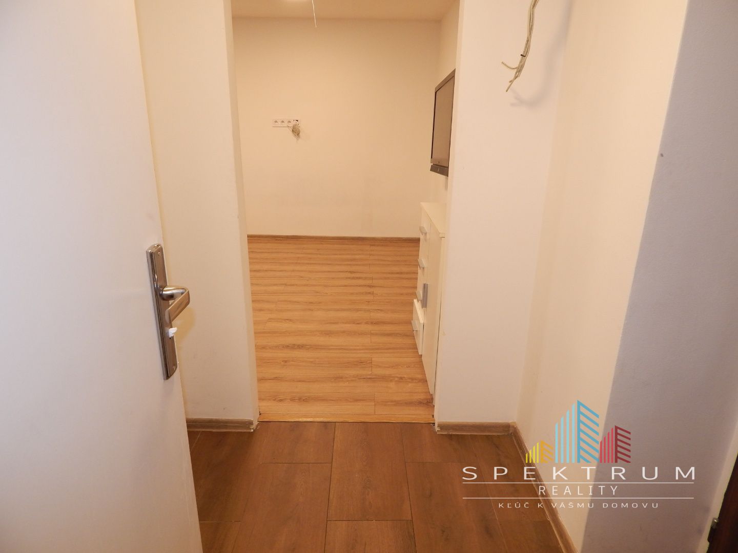 SPEKTRUM REALITY- Na PREDAJ komplet rekonštruovaný 2-izbový byt, 29 m2, Handlová, 29.Augusta
