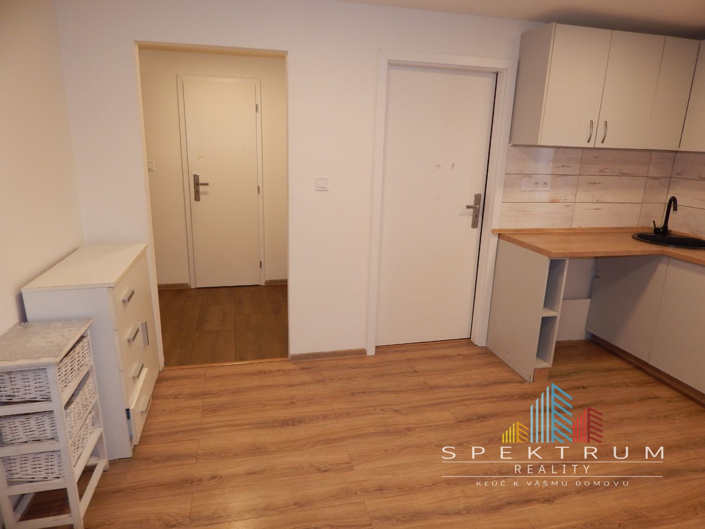 SPEKTRUM REALITY- Na PREDAJ komplet rekonštruovaný 2-izbový byt, 29 m2, Handlová, 29.Augusta
