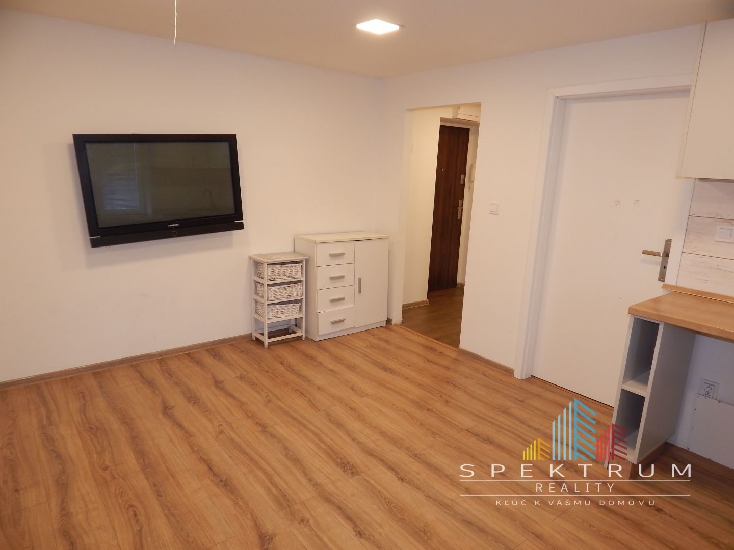 SPEKTRUM REALITY- Na PREDAJ komplet rekonštruovaný 2-izbový byt, 29 m2, Handlová, 29.Augusta