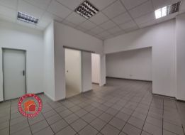 45 m2 OBCHODNÝ PRIESTOR V SENCI, pešia zóna