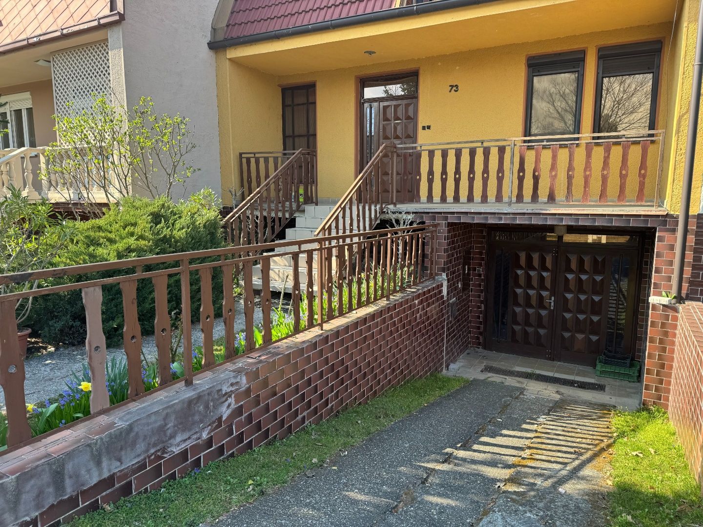 33Reality | Nová znížená cena! 3. podlažný 4.izbový rodinný dom v radovej zástavbe s garážou pre dve auta - Dunajská Streda!