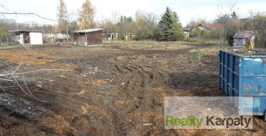 Ponúkame pre investora pozemok o výmere 3350m2 v mestkej časti Bratislava- Rača, IS na hranici pozemku, spevnená prístupová cesta priamo k pozemku.