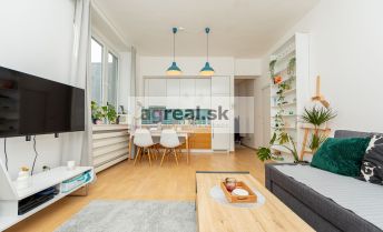 Prenájom, exkluzívny a kompletne dizajnovo zariadený 2 -izb. byt (58 m2) po úplnej rekonštrukcii v centre, situovaný do úplne tichého vnútrobloku, Námestie 1. mája, BA I- Staré Mesto