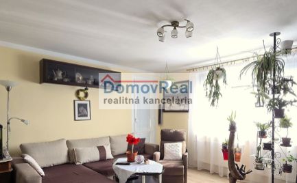 Svetlý 3 izb. byt s zasklenným balkónom a dvoma pivnicami