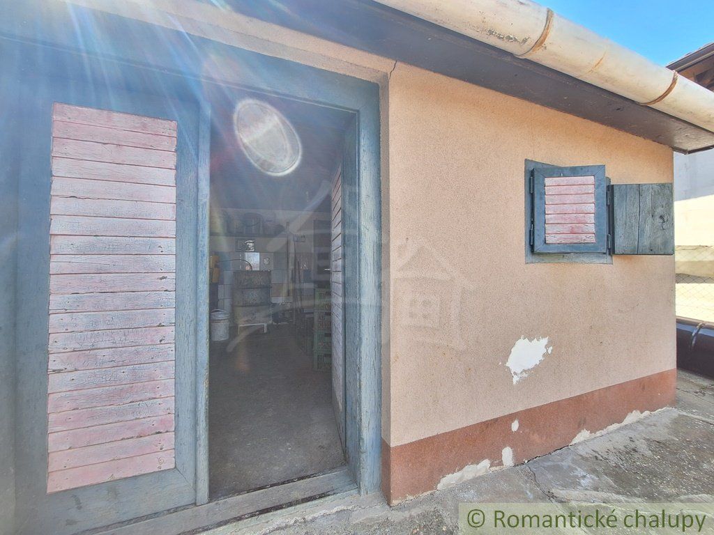 Rozľahlý 4500 m2 pozemok na hospodárenie s vínnym domom v obci Nána blízko Štúrova