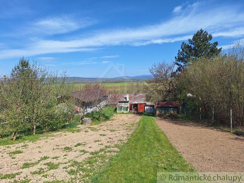 Rozľahlý 4500 m2 pozemok na hospodárenie s vínnym domom v obci Nána blízko Štúrova