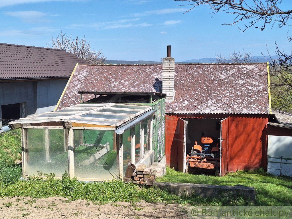 Rozľahlý 4500 m2 pozemok na hospodárenie s vínnym domom v obci Nána blízko Štúrova