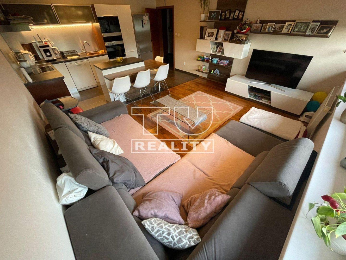 Moderný 3-izbový byt s loggiou, parkovaním a zariadením v novostavbe – 71,43 m²