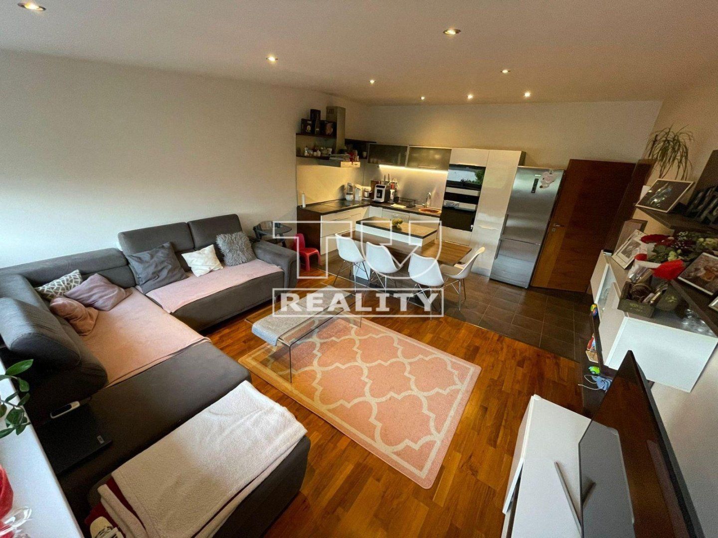 Moderný 3-izbový byt s loggiou, parkovaním a zariadením v novostavbe – 71,43 m²