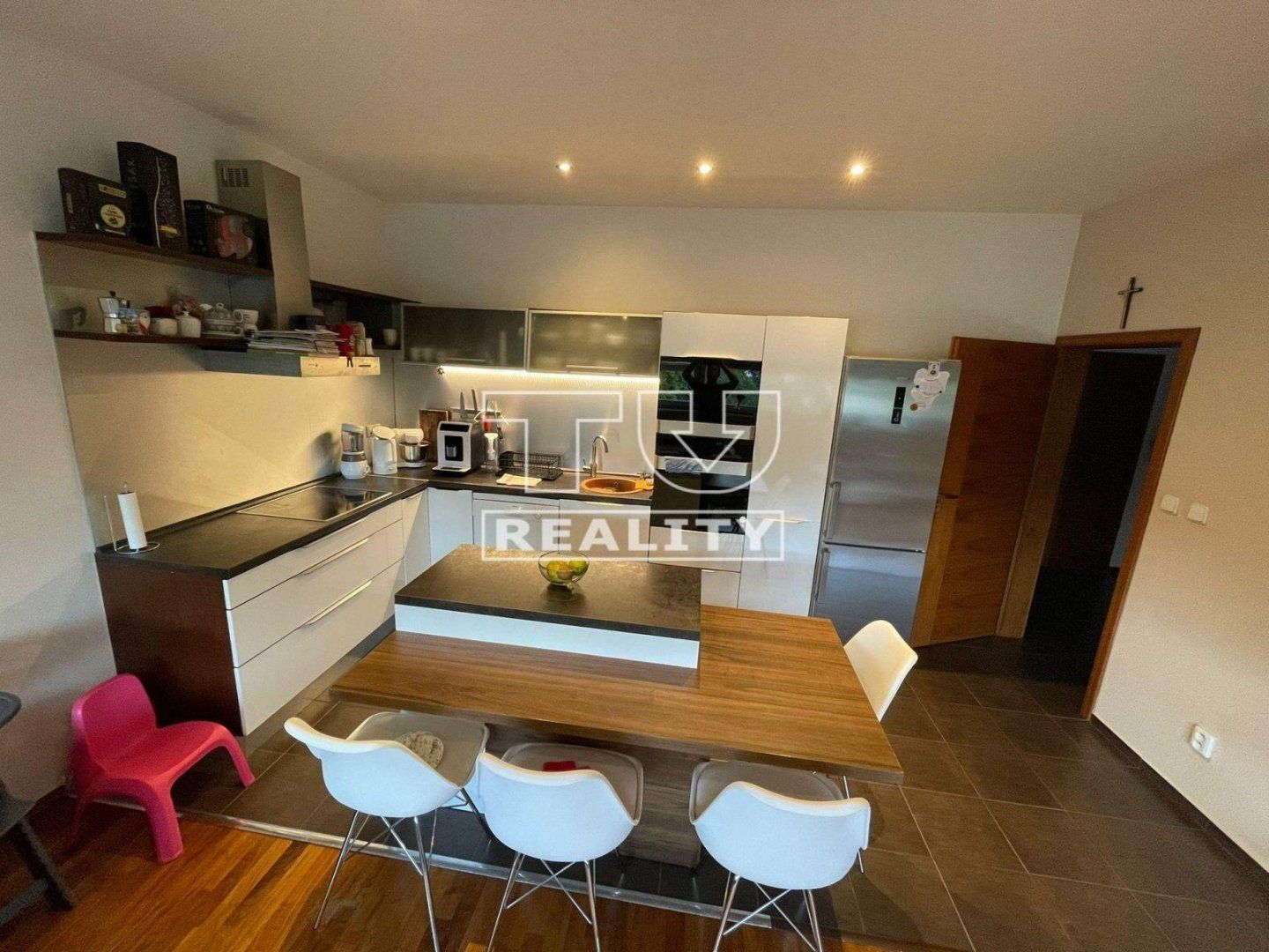 Moderný 3-izbový byt s loggiou, parkovaním a zariadením v novostavbe – 71,43 m²