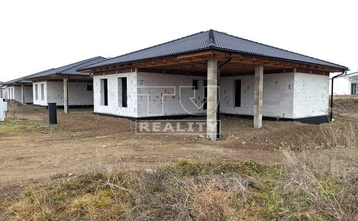 EXKLUZÍVNE - Rozostavaný rodinný dom - IBV Jazerné pole - Skalica - 641 m2