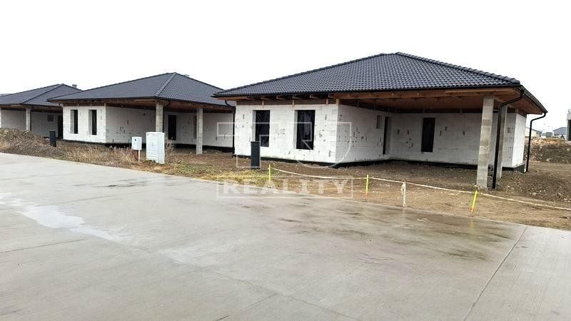 EXKLUZÍVNE - Rozostavaný rodinný dom - IBV Jazerné pole - Skalica - 641 m2