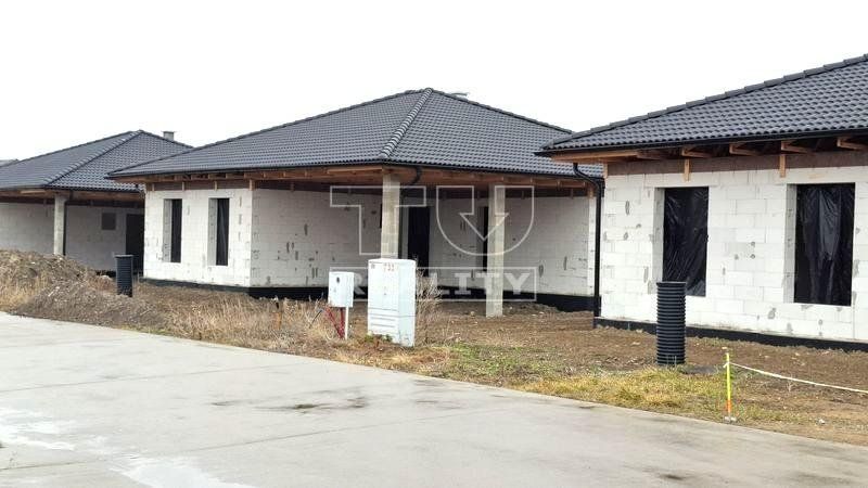 EXKLUZÍVNE - Rozostavaný rodinný dom - IBV Jazerné pole - Skalica - 641 m2
