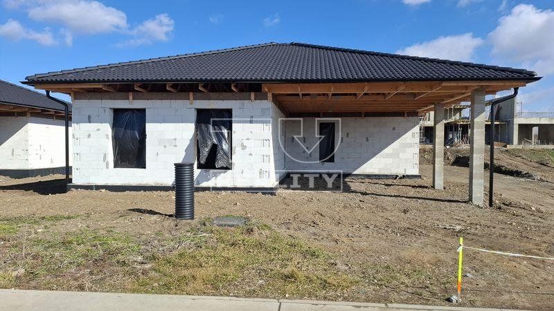 EXKLUZÍVNE - Rozostavaný rodinný dom - IBV Jazerné pole - Skalica - 641 m2