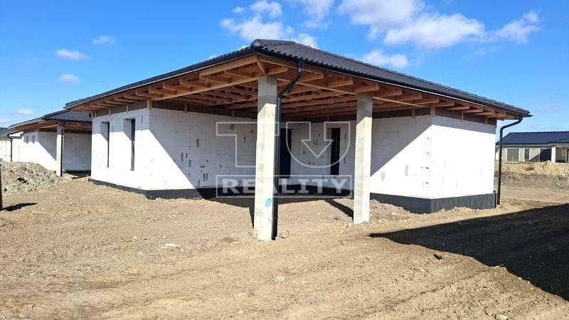 EXKLUZÍVNE - Rozostavaný rodinný dom - IBV Jazerné pole - Skalica - 641 m2