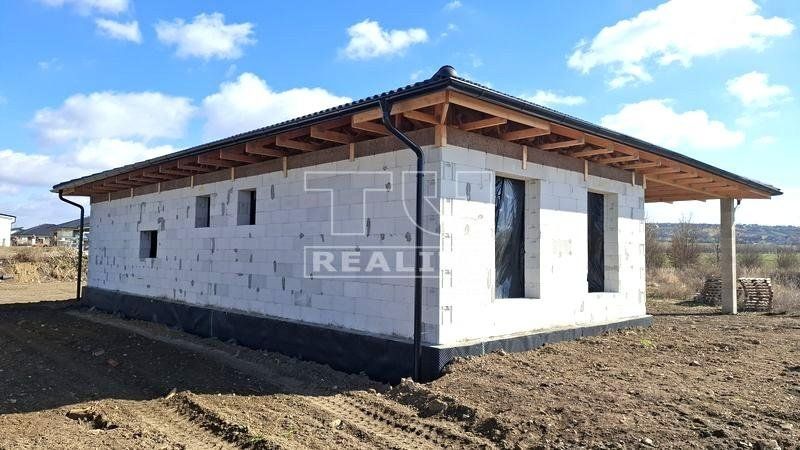 EXKLUZÍVNE - Rozostavaný rodinný dom - IBV Jazerné pole - Skalica - 641 m2